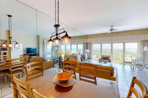 Beachfront Condo with Balcony Pool and Hot Tub