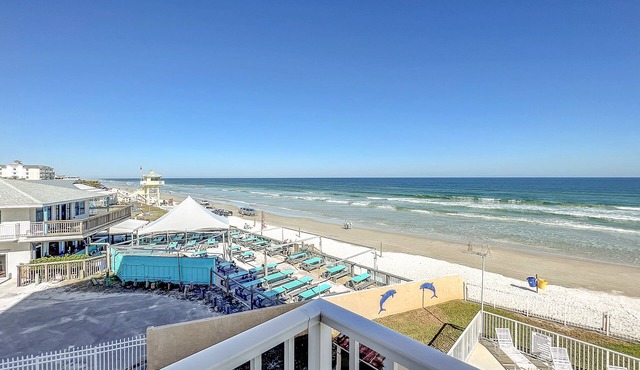 Beachfront, Pool, BBQ & Game room! Extra Windows = More Light & More Views
