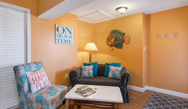 Beachy Isle of Palms Studio Condo only 1 Block From BEACH. King Bed!