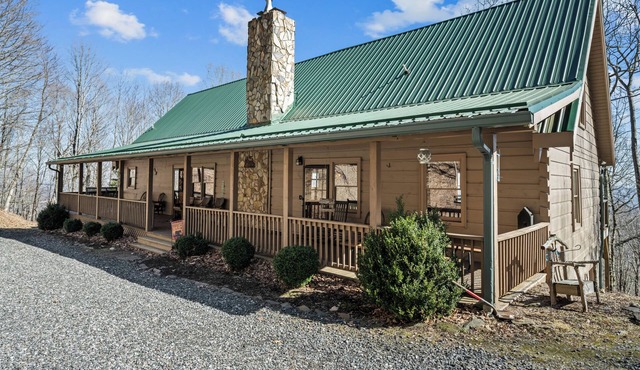 BEAR FEET RETREAT, 100 MILE VIEWS, HOT TUB, 4 BEDROOMS, sleeping loft SLEEPS 22