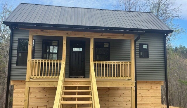 Bear Hollow 2-bed cabin in charming Old Fort with AC