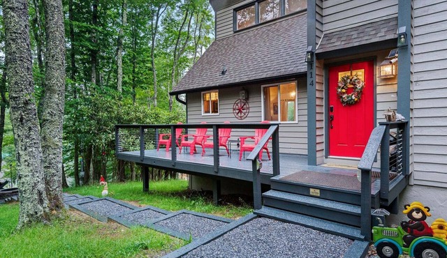 Bearfoot Beech - Game table, fire pit, pets ok, hot tub!
