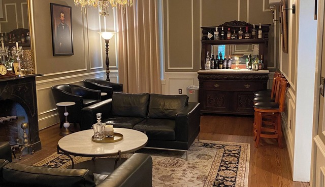 "Beaumont" A charming farmhouse in Historic Relay-5 acre, 3 beds, WiFi and HVAC.