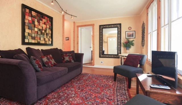 Beautiful 2 bedroom, 1 1/2 bath minutes to hospital and downtown