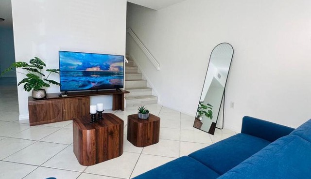 Beautiful 2rooms Condo w free parking fast WiFi