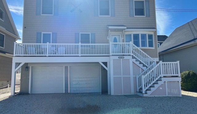Beautiful 6-bedroom, 12pp, house, a block n 1/2 from the beach w yard n rec room