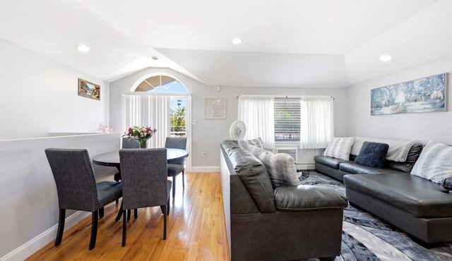 Beautiful and Comfortable 3-bedroom apartment in Springfield Gardens, Queens.
