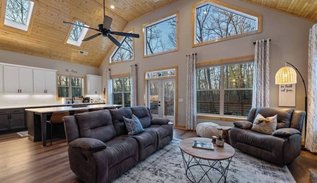 Beautiful and Peaceful Modern Chalet in River Resort w Hot Tub