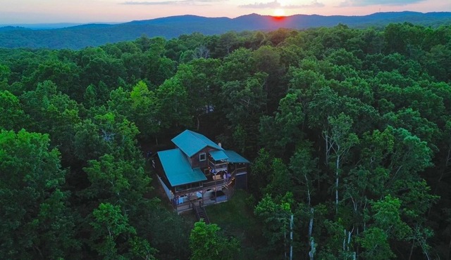 Beautiful cabin with outdoor spaces near Carters Lake - Fire Pit, Hot Tub, Games
