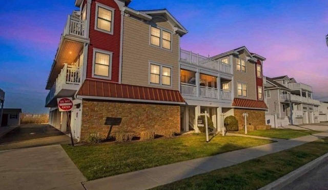 Beautiful condo in our views of the bay and amazing sunsets