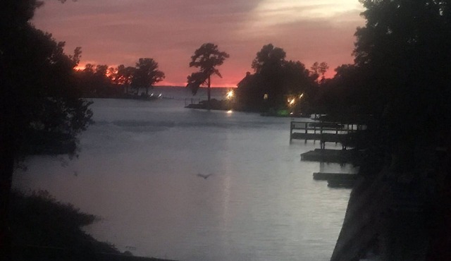 Beautiful Lakehouse, stunning sunsets private pool, perfect for small venues.