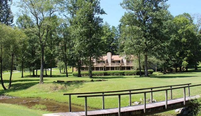 Beautiful Mountain Golfing Getaway Located on The Rock Golf Course