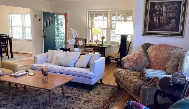 beautiful renovated, comfy, mature garden fire pit, quiet neighborhood in Hendo