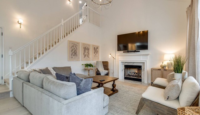 Beautiful, Sleek, and Modern 4 bdr Home Away from Home!