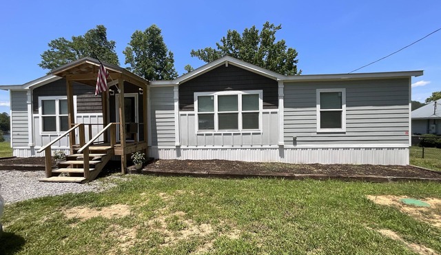 Beautiful Smith lake Home on a lazy sloping lot!!! No Stairs to the water!!!