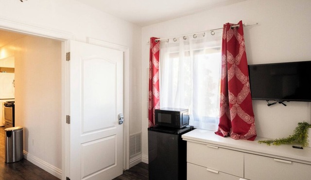 Beautiful Studio with Free Laundry and Rooftop Terrace Access