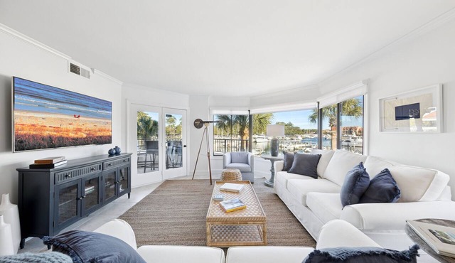 Beautiful Water & Marina Views, Bike to Beach!