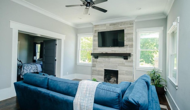 BeltLine Retreat, Soaking Tub, Sleeps 8