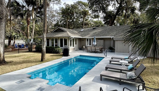 Best location - 3 minute walk to semi-private beach! Heated pool. Dog Friendly.