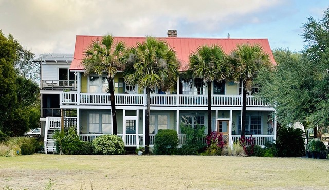 Best Sunsets on Sullivans- Beachfront- Top Floor