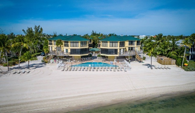 BF Beach Front villa Pool Beach Dock Ocean Sleeps 6 W&D Kitchen Parking WiFi BBQ