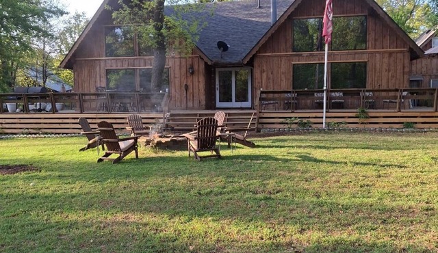 Big Sandy Lodge 2 blocks to lake with pool, hot tub, fire pit and dock. in Eufaula