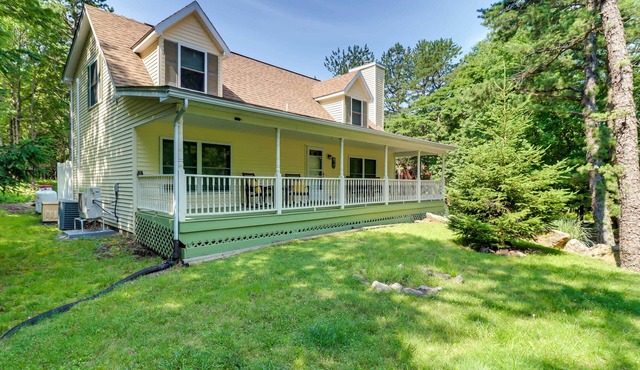 Blakeslee Home w/Private Hot Tub, 5 Mi to Skiing!