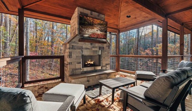 Bluff Mountain Retreat: New and Modern w/Indoor Pool and 3 En Suite Bedrooms