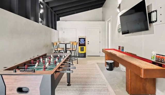 Brand New! Upscale home with 4 bedrooms, firepit, hot tub and game room