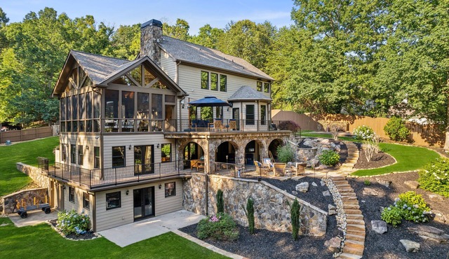 Breathing taking views of Lake Lanier in a quite and private cove.