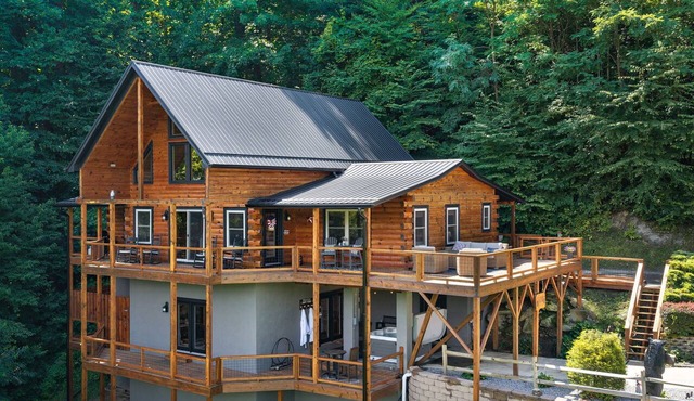 Breathtaking Views! Fast WiFi, Pool Table, Hot Tub, lvl 2 EV Charger, Fire Pit!