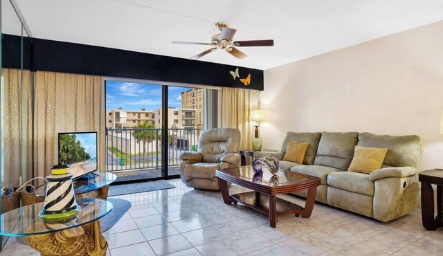 Bright apartment w/pool & balcony