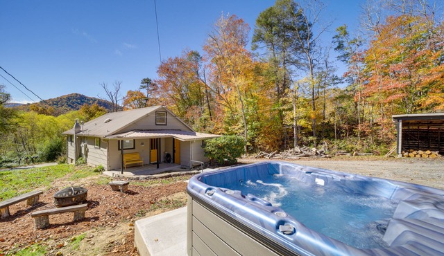 Bright Farmhouse w/Hot Tub & Mountain View!
