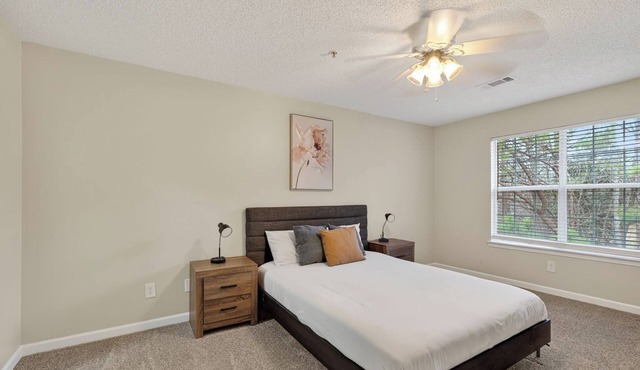 Bright Stockbridge condo with full kitchen