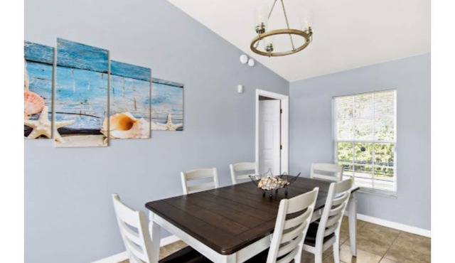 Bright, sunny, spacious house close to nearby attractions