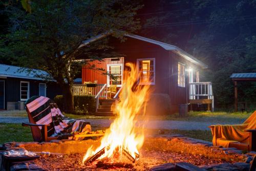 Bryson City Cabin Sleeps 5 Pets OK Fire Pit