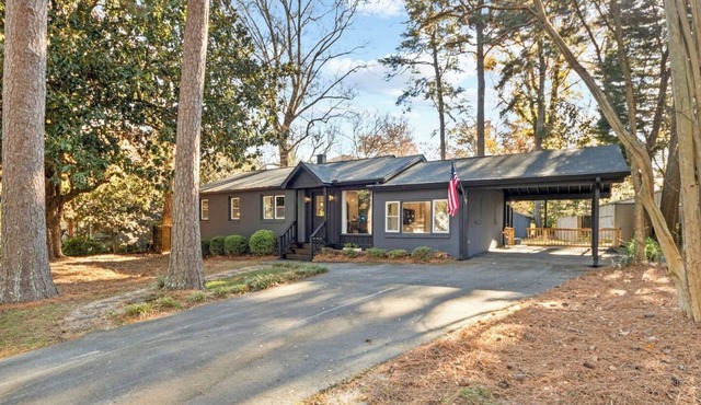 Buckhead Private Retreat 1/2 Acre Fenced Back Yard
