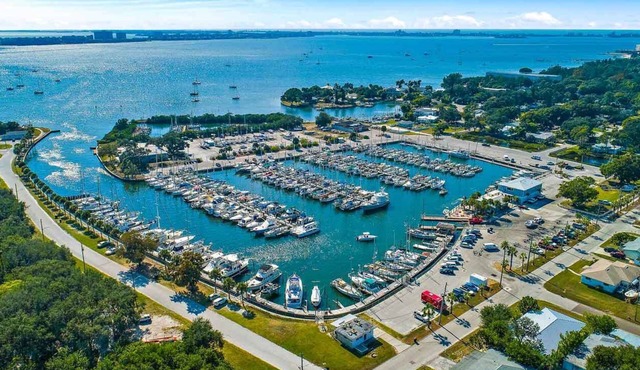 Bungalow on the Boulevard! WiFi, AC, Walk to the Water, Restaurants, & Galleries