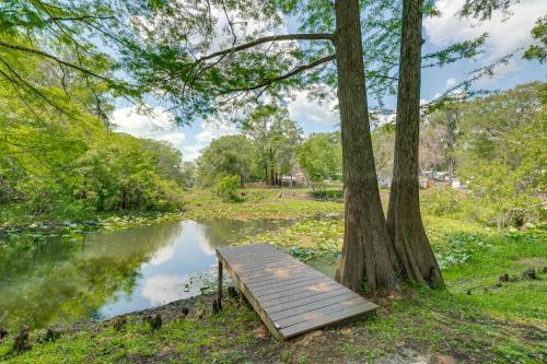 Bushnell Riverside Retreat w/Hot Tub & Game Shed