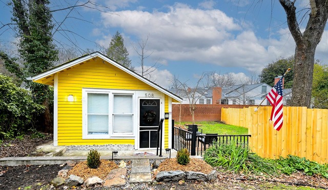 Buttercup Cottage close to downtown Hendersonville fully fenced all pets welcome
