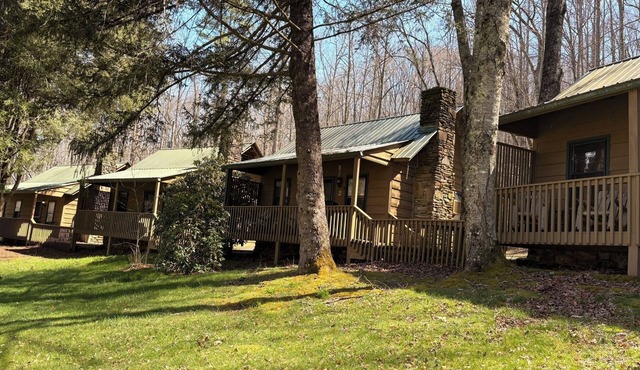 Cabin 1 bed,1 bath hillside with beautiful sunrises and sunsets overlooking lake
