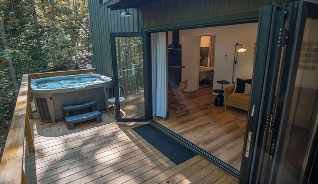 Cabin in Blue Ridge - Stylish 2-bedroom cabin with EV charger & outdoor movies