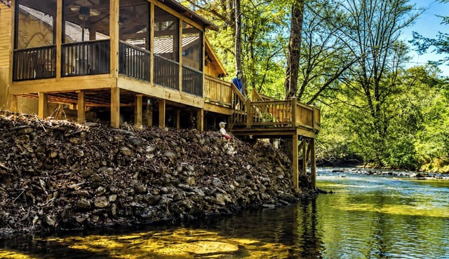 Cabin is located right on Creek, 2-bedroom cabin in charming Blue Ridge.