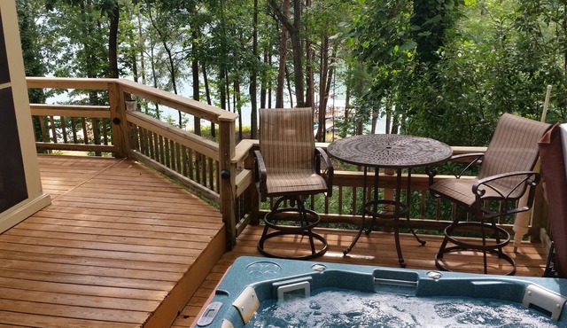 Cabin on Lake Lanier, with 32 x 32 Deep Water Dock, Family Friendly- Sleeps 8