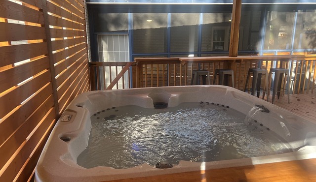 Camp Creek Landings Atlanta - Hot tub, outdoor kitchen and pool table