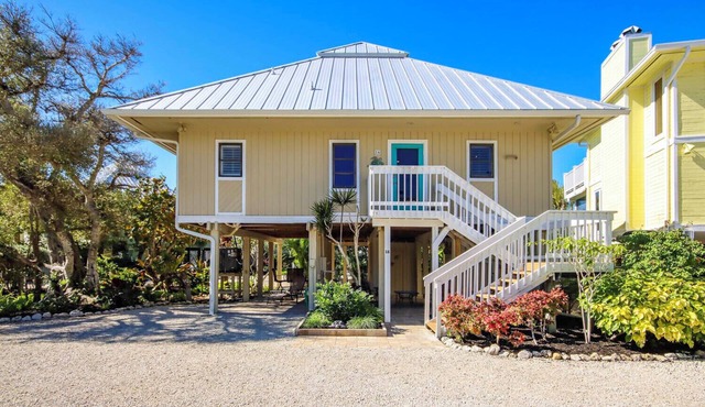 Captiva Island Vacation Home with Pool, Tennis, and Beach Access and King bed