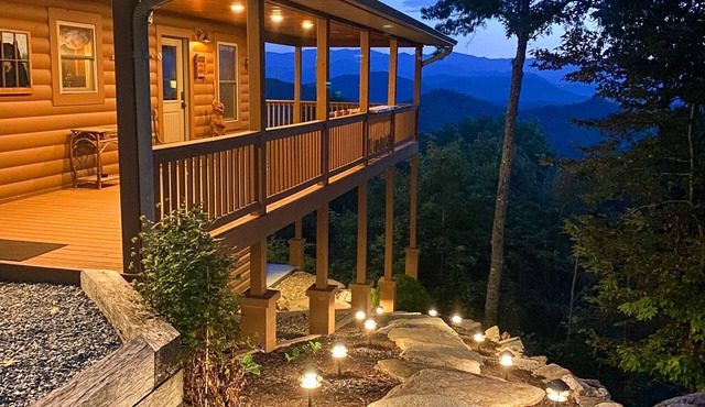 Carie's Cabin-Mountain Views - Hot Tub - Gas Fireplace