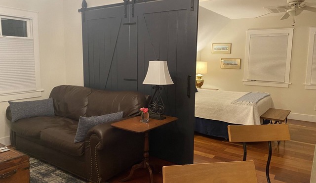 Carriage House 2-bedroom at Camellia Cottages in historic Summerville