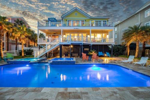 Casa Banana Oceanfront on Ocean Blvd, 6 BD, sleeps 20, pool,hot tub, elevator