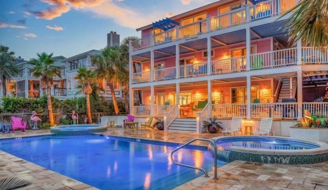 Casa Flamingo Oceanfront Dreamhouse! 8 bedroom, Sleeps 20, Pool, hot tub, elevator